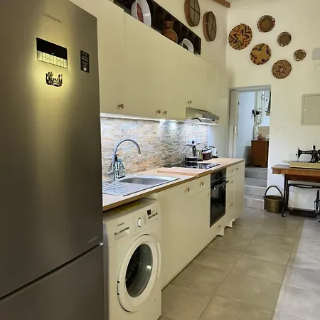 Maria S Paliomylos House Дом отдыха Лимасол